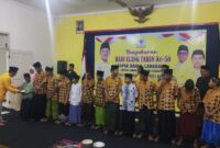 Ketua DPD Partai Golkar Kudus Anis Hidayat saat memberikan santunan. (Foto: JP)