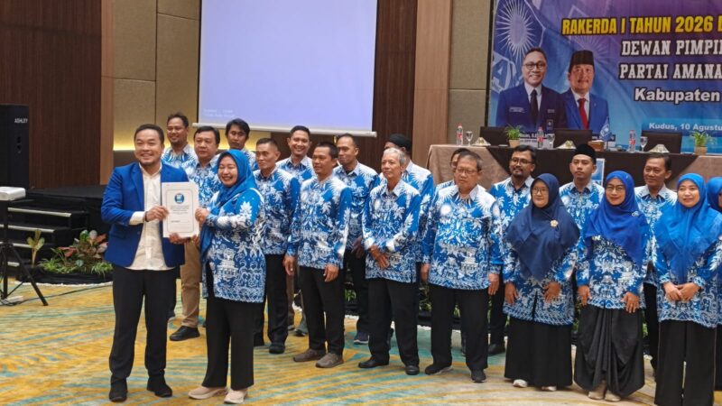 Ketua DPD PAN Kudus Endang Kursistiyani bersama Bupati Kudus Sam’ani Intakoris dan jajaran kader PAN berfoto bersama usai kegiatan Rakerda I 2026 dan Musyawarah Cabang (Muscab) di Kudus, Senin (10/8/2026). (Foto: JP)