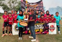 Scorpion FC Kudus berfoto bersama usai memastikan diri sebagai juara Kang Sandung Cup 5 Tahun 2026 kategori putri setelah mengalahkan Putri Mataram Sleman dengan skor 2-1 di Lapangan Desa Karangbener, Minggu (9/8/2026). (Foto: JP)