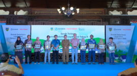 Penyerahan secara simbolis program Rumah Sederhana Layak Huni Kudus Tahap Kedua 2026 kepada penerima manfaat yang berlangsung di Pendopo Kabupaten Kudus, Senin (21/9). Foto: istimewa