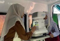 Pemeriksaan kesehatan mata anak usia sekolah di Kabupaten Kudus. (Foto: J05) 