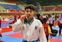 Raffael Ega Rajendra Raja, mahasiswa program studi (prodi) S1 Keperawatan Universitas Muhammadiyah Kudus (UMKU) meraih Medali Emas di kelas mahasiswa -60 kg putra dalam kompetisi karate bertajuk 