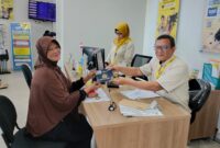Unggul Rayono, selaku Cluster Collection Head Kudus menyerahkan langsung BPKB lunas. (Foto: JP) 