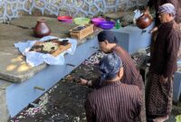 Ritual pembasuhan pelana kuda peninggalan Sunan Muria di Sendang Redjoso, Desa Colo, Kecamatan Dawe, Kabupaten Kudus. (Foto: J05) 