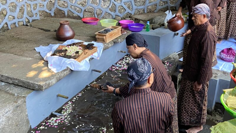 Ritual pembasuhan pelana kuda peninggalan Sunan Muria di Sendang Redjoso, Desa Colo, Kecamatan Dawe, Kabupaten Kudus. (Foto: J05) 
