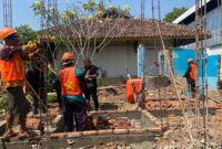 Proses revitalisasi toilet sekolah di SDN 1 Margorejo, Kecamatan Dawe, Kabupaten Kudus. (Foto: J05) 