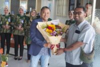 Pimpinan Cabang BRI Jepara memberikan bunga ke salah satu nasabah (Foto:Istimewa)