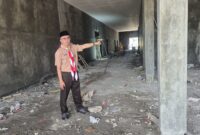 Kepala DKK Kudus, dr. Abdul Hakam saat meninjau progres pembangunan Puskesmas Jekulo. (Foto: J02) 