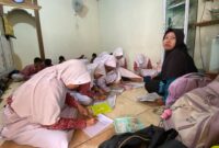 Kegiatan Belajar dan Mengajar (KBM) siswa SDN 4 Undaan Kidul, Kecamatan Undaan, Kabupaten Kudus di musala. (Foto: J05) 