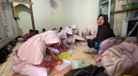 Kegiatan Belajar dan Mengajar (KBM) siswa SDN 4 Undaan Kidul, Kecamatan Undaan, Kabupaten Kudus di musala. (Foto: J05) 