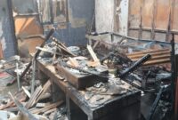 Caption: Rumah warga di Dukuh Kedungmojo, Desa Tanjungrejo, Kecamatan Jekulo, Kudus, mengalami kerusakan akibat kebakaran, Sabtu (12/9/2026). Api diduga bermula dari dapur saat rumah ditinggal pemiliknya menjemput anak pulang sekolah. (Foto: JP) 