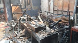 Caption: Rumah warga di Dukuh Kedungmojo, Desa Tanjungrejo, Kecamatan Jekulo, Kudus, mengalami kerusakan akibat kebakaran, Sabtu (12/9/2026). Api diduga bermula dari dapur saat rumah ditinggal pemiliknya menjemput anak pulang sekolah. (Foto: JP) 