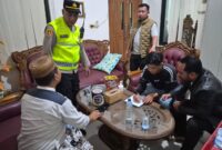 Pelaku live tiktok provokatif menandatangani pernyataan dan meminta maaf ke warga Dukuh Bancak (Foto:JP)