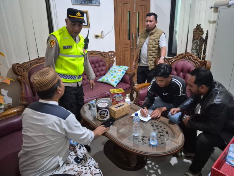 Pelaku live tiktok provokatif menandatangani pernyataan dan meminta maaf ke warga Dukuh Bancak (Foto:JP)