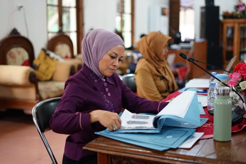 Ketua Dekranasda Kabupaten Kudus, Endhah Endhayani saat melihat desain batik ASN dari para peserta sayembara. (Foto: Istimewa) 
