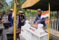Bupati Kudus, Sam'ani Intakoris berziarah ke Makam dokter Ramelan. (Foto: Istimewa) 