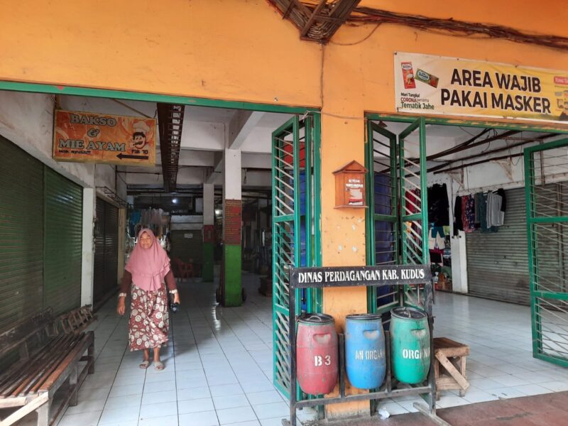 Kondisi pasar Bitingan yang juga menyumbang PAD sektor pasar di Kabupaten Kudus. (Foto: J05) 