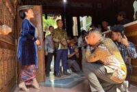 Momen Wamen Kebudayaan Giring Ganesha saat mengabdikan sang istri yang mengenakan pakaian adat Kudus lengkap dengan caping kalo saat kunjungan kerja ke Kudus. (Foto: J05) 