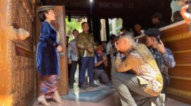 Momen Wamen Kebudayaan Giring Ganesha saat mengabdikan sang istri yang mengenakan pakaian adat Kudus lengkap dengan caping kalo saat kunjungan kerja ke Kudus. (Foto: J05) 