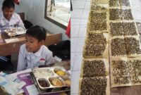 Siswa SDN 3 Bulungcangkring, Kecamatan Jekulo, Kabupaten Kudus mejikmati MBG ditemani lalat karena lokasinya yang dekat kandang ayam. (Foto: J05) 