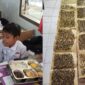 Siswa SDN 3 Bulungcangkring, Kecamatan Jekulo, Kabupaten Kudus mejikmati MBG ditemani lalat karena lokasinya yang dekat kandang ayam. (Foto: J05) 