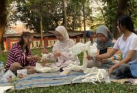 Lokakarya boneka kertas dengan meremas, membentuk, hingga memainkan boneka hasil kreasi mereka, Minggu sore, 6/9/2026. (Foto: J05)