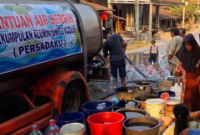 PERSADAKU menyalurkan bantuan air bersih kepada warga di sejumlah desa terdampak kekeringan di Kabupaten Kudus, di antaranya Glagahwaru, Setrokalangan, Kedungdowo, serta wilayah sekitar Undaan dan Kaliwungu. Bantuan ini menjadi bentuk kepedulian alumni SMP 2 Kudus untuk meringankan kebutuhan masyarakat selama musim kemarau. Foto: istimewa