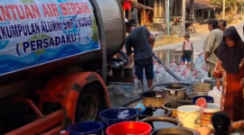PERSADAKU menyalurkan bantuan air bersih kepada warga di sejumlah desa terdampak kekeringan di Kabupaten Kudus, di antaranya Glagahwaru, Setrokalangan, Kedungdowo, serta wilayah sekitar Undaan dan Kaliwungu. Bantuan ini menjadi bentuk kepedulian alumni SMP 2 Kudus untuk meringankan kebutuhan masyarakat selama musim kemarau. Foto: istimewa