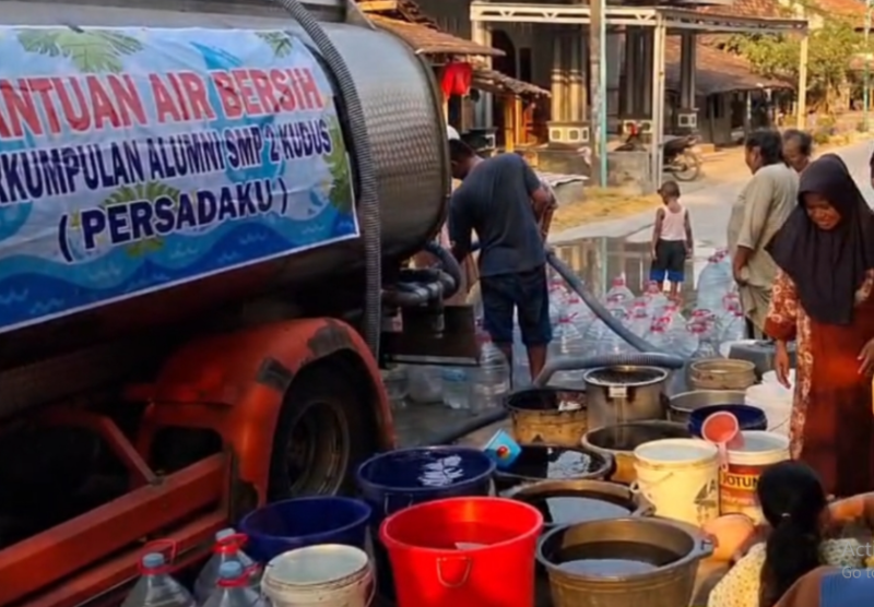 PERSADAKU menyalurkan bantuan air bersih kepada warga di sejumlah desa terdampak kekeringan di Kabupaten Kudus, di antaranya Glagahwaru, Setrokalangan, Kedungdowo, serta wilayah sekitar Undaan dan Kaliwungu. Bantuan ini menjadi bentuk kepedulian alumni SMP 2 Kudus untuk meringankan kebutuhan masyarakat selama musim kemarau. Foto: istimewa