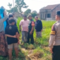 Petugas kepolisian bersama warga berada di lokasi penemuan seorang warga yang tergeletak di area persawahan Blok Sidoro, Desa Kaliwungu, Kecamatan Kaliwungu, Kabupaten Kudus, Rabu (23/9/2026). Foto: ist