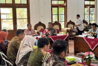 Bupati Kudus Sam’ani Intakoris bersama jajaran pejabat terkait mengikuti rapat pembahasan pembangunan kembali Stadion Wergu Wetan Kudus di Pendapa Belakang Kudus, Selasa (1/9). Rapat membahas sejumlah persiapan sebelum pembangunan fisik stadion dimulai. Foto: JP