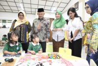 Menteri Pendidikan Dasar dan Menengah (Mendikdasmen) Abdul Mu'ti bersama jajaran saat melihat kreatifitas anak PAUD Terpadu Kalirejo, Kudus. Foto: istimewa