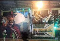 TBS Mania 1928 memberikan dukungan kepada tim MA NU TBS Kudus dengan chant, tabuhan perkusi, dan koreografi kompak saat pertandingan. Foto: JP