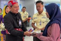 Pimpinan Cabang BRI BO Kudus Yudhiarto memberikan cokelat sebagai bentuk apresiasi kepada nasabah pada momentum Hari Pelanggan Nasional, Jumat (4/9/2026). Foto: istimewa