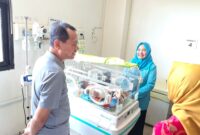 Bupati Kudus Sam’ani Intakoris meninjau kondisi bayi yang ditemukan di Desa Pasuruhan Kidul, Kecamatan Jati, di RSUD dr. Loekmono Hadi Kudus, Sabtu (5/9/2026). (Foto: JP)