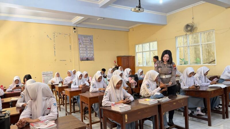 Polres Kudus memberikan edukasi AI dan literasi digital kepada 399 siswa SMKN 1 Kudus sebagai upaya mencegah penyalahgunaan teknologi. Foto: istimewa