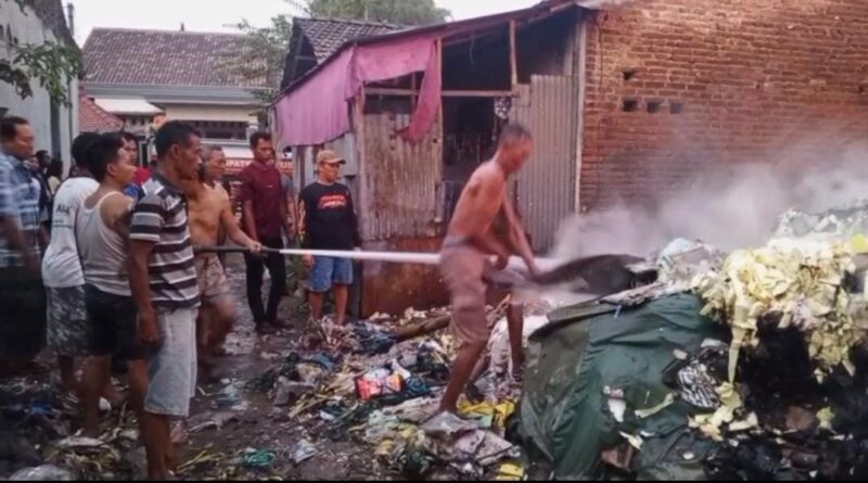 Kebakaran di Loram Wetan. Foto: ist