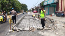 Area proyek perbaikan Jalan Kudus-Purwodadi di Desa Sambung, Kudus, yang masih terdapat rangka besi untuk proses pengecoran. Polisi meminta rambu dan penerangan di lokasi diperkuat. Foto: JP