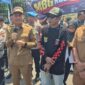 Bupati Sam'ani saat merespon pendemo. Foto: JP