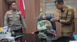 Makronah, warga Desa Gadudero, Kecamatan Sukolilo, Kabupaten Pati, mendapat kesempatan duduk di kursi kerja Bupati Kudus Sam’ani Intakoris usai menyampaikan aspirasi dalam aksi demonstrasi terkait evaluasi program MBG di depan Kantor Bupati Kudus, Senin (14/9/2026). Foto: JP
