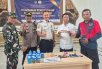 Kepala Rutan Kudus Andi Rahmanto bersama Kapolsek Kota Kudus dan Danramil Kota Kudus berfoto dengan sejumlah barang yang diamankan dalam razia gabungan di Rutan Kudus, Kamis (17/9/2026). Razia dilakukan sebagai langkah pencegahan masuknya narkoba, handphone, senjata tajam, dan barang terlarang lainnya ke lingkungan rutan. Foto: JP