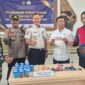 Kepala Rutan Kudus Andi Rahmanto bersama Kapolsek Kota Kudus dan Danramil Kota Kudus berfoto dengan sejumlah barang yang diamankan dalam razia gabungan di Rutan Kudus, Kamis (17/9/2026). Razia dilakukan sebagai langkah pencegahan masuknya narkoba, handphone, senjata tajam, dan barang terlarang lainnya ke lingkungan rutan. Foto: JP