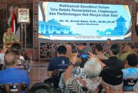 Hakim Konstitusi RI Arsul Sani saat menyampaikan materi dalam Dialog Konstitusi di Pendopo Kabupaten Kudus, Jumat (18/9/2026). Dalam kesempatan tersebut, Arsul memaparkan empat kewenangan Mahkamah Konstitusi (MK). Foto: JP