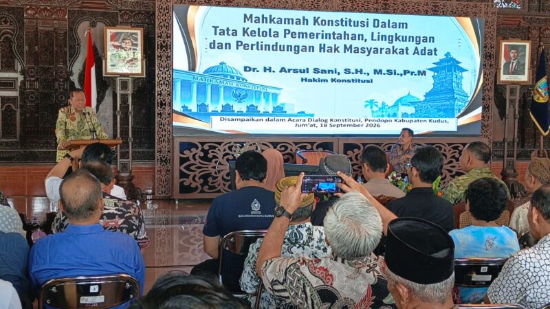 Hakim Konstitusi RI Arsul Sani saat menyampaikan materi dalam Dialog Konstitusi di Pendopo Kabupaten Kudus, Jumat (18/9/2026). Dalam kesempatan tersebut, Arsul memaparkan empat kewenangan Mahkamah Konstitusi (MK). Foto: JP