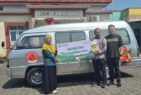 Kepala Desa Banget Slamet Widodo menerima ambulans hibah dari RSU Kumala Siwi Mijen Kudus, Selasa (22/9/2026). Keberadaan armada ini diharapkan mempermudah warga mendapatkan akses menuju fasilitas kesehatan. Footo: JP