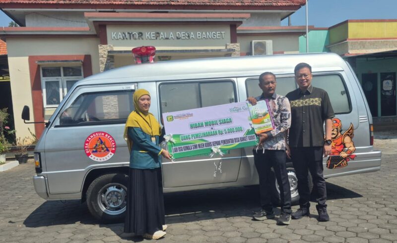 Kepala Desa Banget Slamet Widodo menerima ambulans hibah dari RSU Kumala Siwi Mijen Kudus, Selasa (22/9/2026). Keberadaan armada ini diharapkan mempermudah warga mendapatkan akses menuju fasilitas kesehatan. Footo: JP