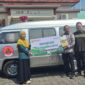 Kepala Desa Banget Slamet Widodo menerima ambulans hibah dari RSU Kumala Siwi Mijen Kudus, Selasa (22/9/2026). Keberadaan armada ini diharapkan mempermudah warga mendapatkan akses menuju fasilitas kesehatan. Footo: JP