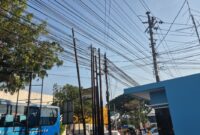 Tiang dan kabel fiber optik (FO) terpasang di sejumlah ruas jalan di Kabupaten Kudus. Foto: JP