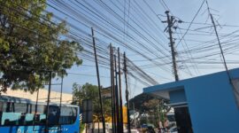 Tiang dan kabel fiber optik (FO) terpasang di sejumlah ruas jalan di Kabupaten Kudus. Foto: JP