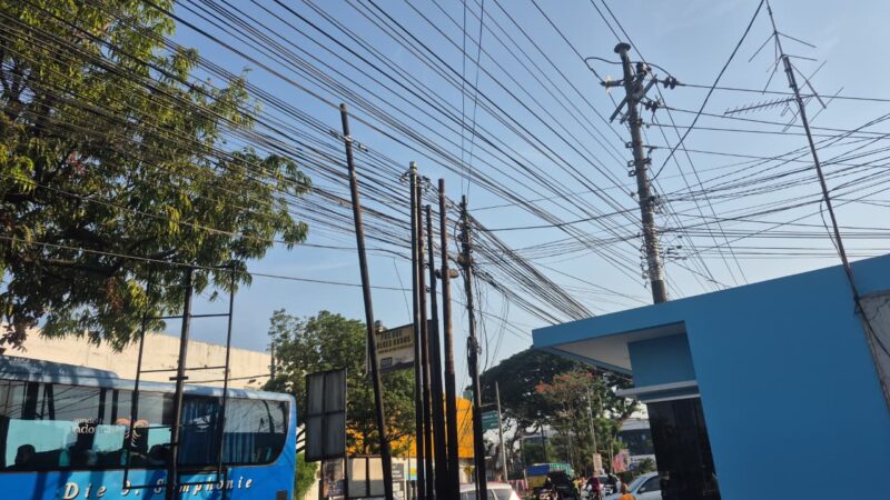 Tiang dan kabel fiber optik (FO) terpasang di sejumlah ruas jalan di Kabupaten Kudus. Foto: JP